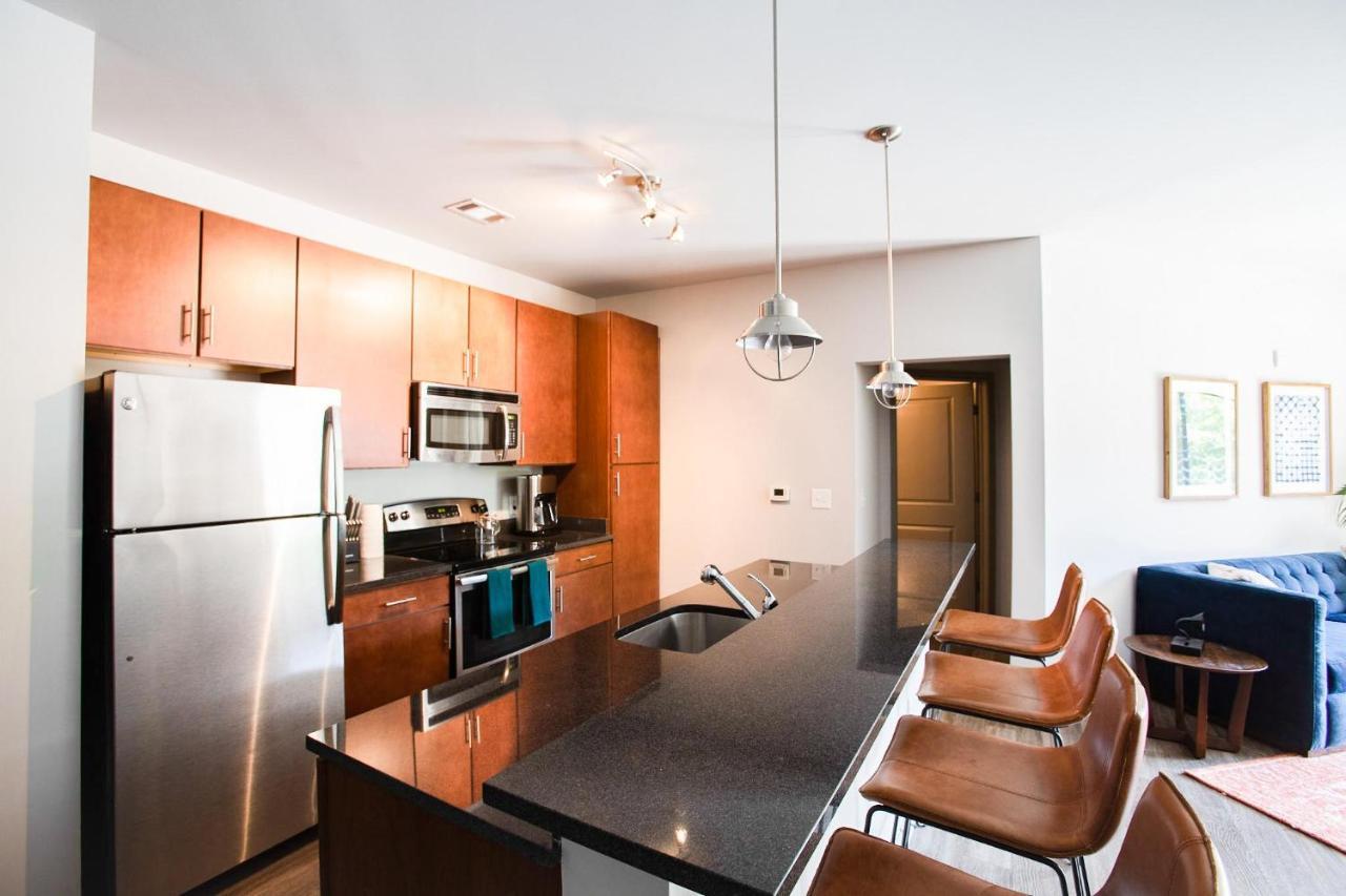 Black Swan - Heart Of Downtown - Midcentury With Patio Apartamento Greenville Exterior foto