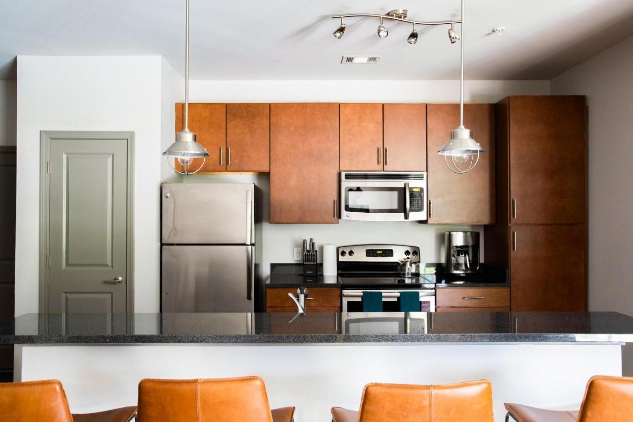 Black Swan - Heart Of Downtown - Midcentury With Patio Apartamento Greenville Exterior foto